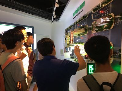 璀璨光影映初心 石油大學(xué)學(xué)子探秘依魯光電LED異型屏的無限可能
